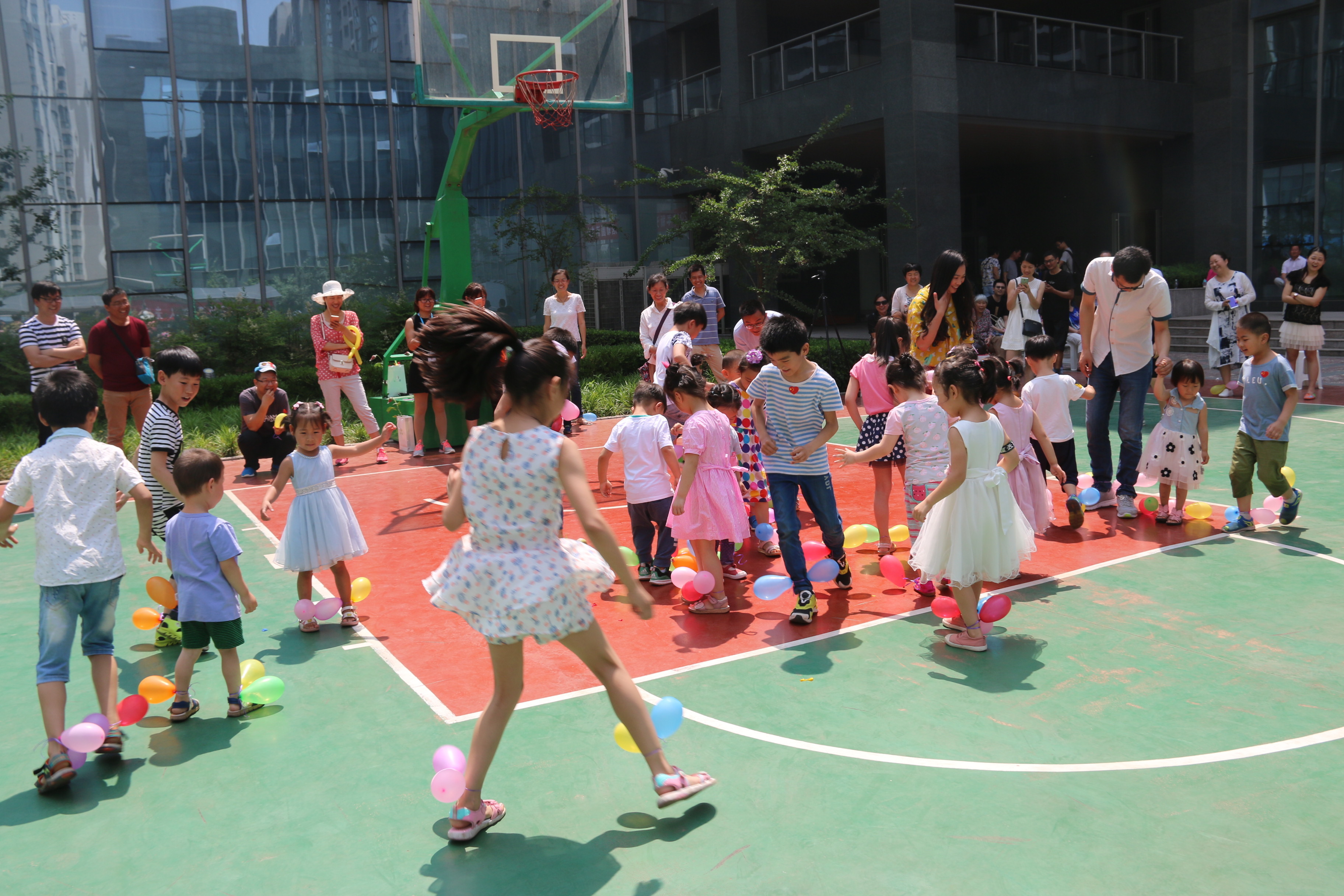 5、孩子们的欢笑感染全场.JPG